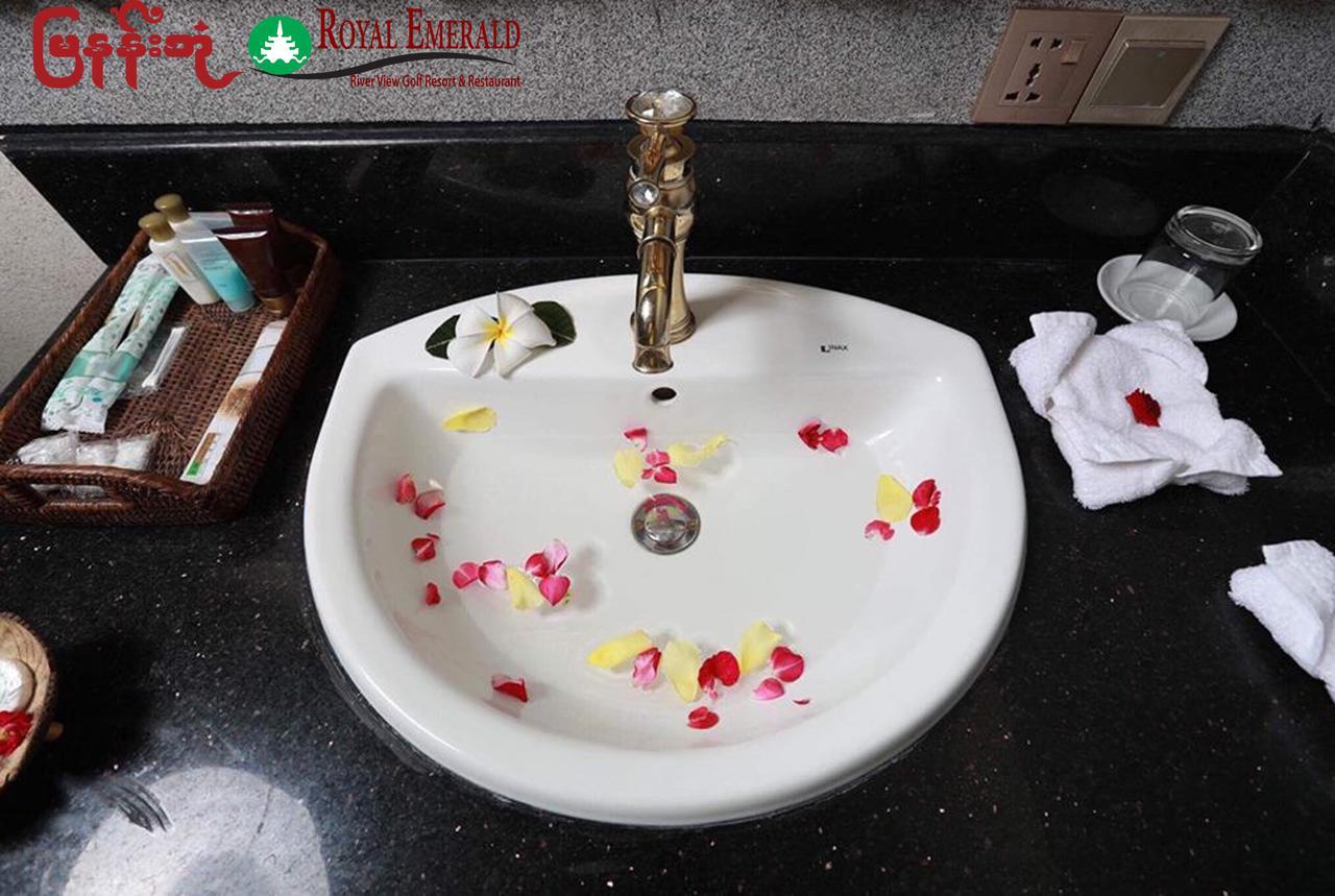 Royal Emerald River View Resort Bagan Buitenkant foto