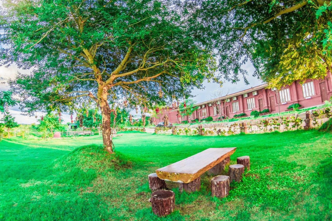 Royal Emerald River View Resort Bagan Buitenkant foto
